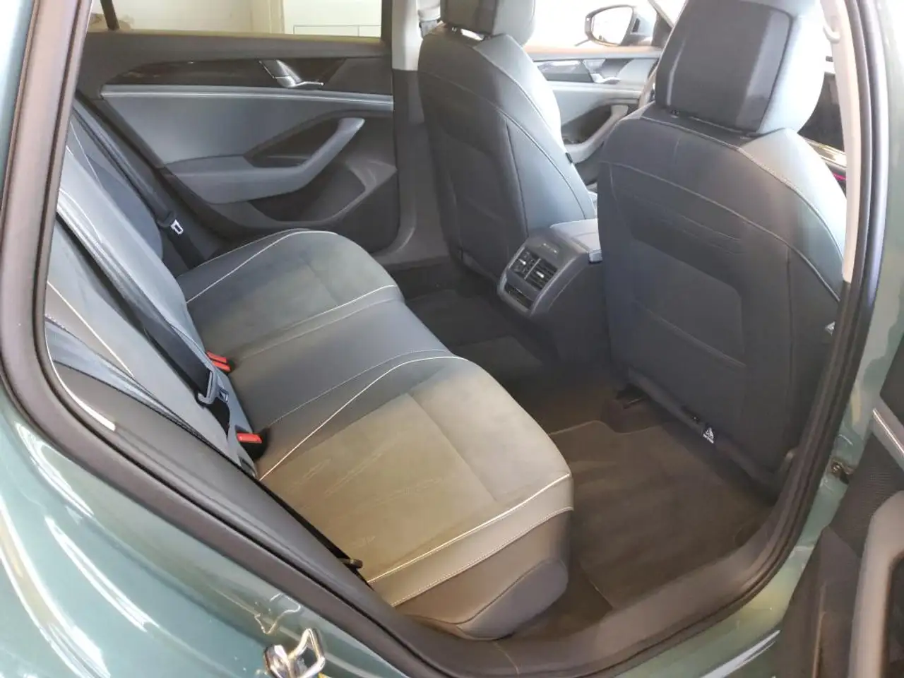 Volkswagen Passat Variant 1.5 e-TSI Business/Navi/ACC/Cam/Led/ALU — Galería del vehículo 9