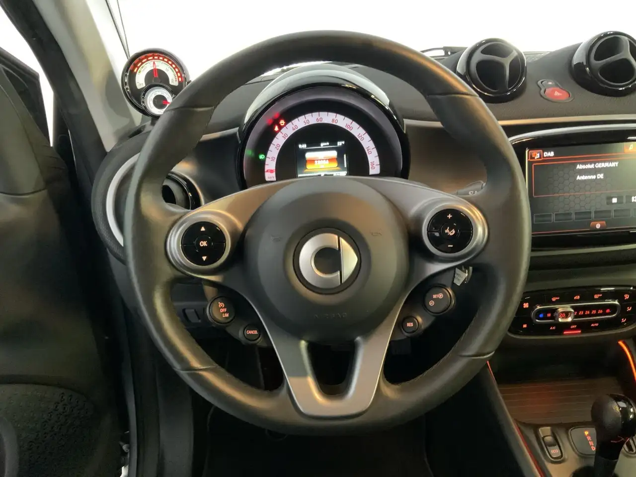 smart forTwo EQ passion Exclusive 22 kW-Bordlader Pano RüKam — معرض صور السيارة 10