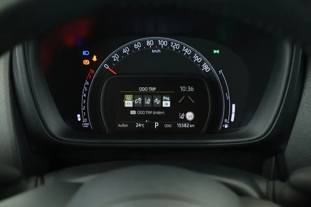 Toyota Aygo X CVT Team D LED App SHZ ACC Keyless Kam 17 — Galerie du véhicule 18