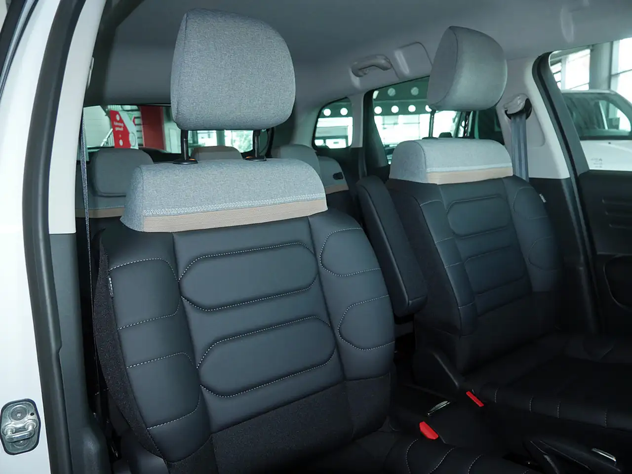 Citroen C3 Aircross PureTech 130 Max SHZ NAVI HUD LED — Galería del vehículo 15