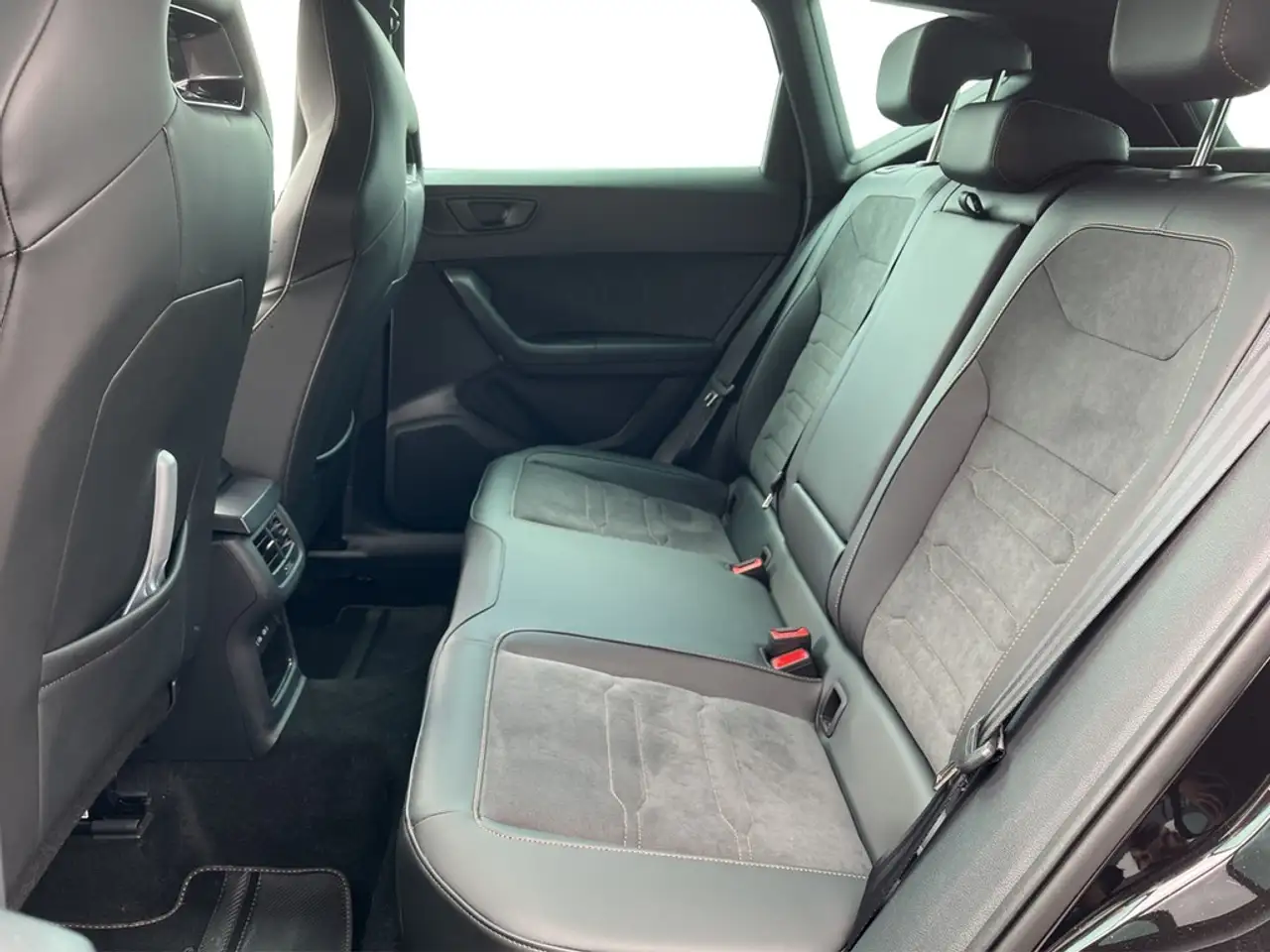 CUPRA Ateca 1.5 TSI ACT DSG AHK*BEH.FRONT*VIRTUAL*NAVI*LED*... — معرض صور السيارة 18