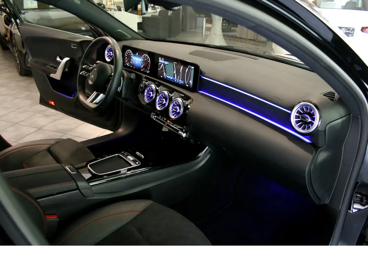 Mercedes-Benz A 180 AMG Advanced Plus *MBUX*Ambiente.*Winterpaket* — معرض صور السيارة 4