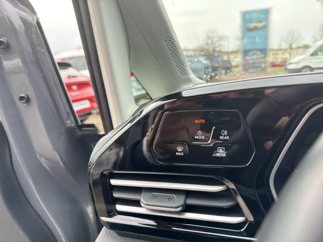 Volkswagen Caddy 1.5 TSI DSG Dark Label StandHZG Navi LED ACC Apple — Galerie du véhicule 21