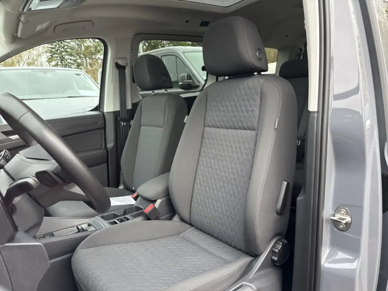 Volkswagen Caddy 1.5 TSI DSG Dark Label StandHZG Navi LED ACC Apple — Galerie du véhicule 19