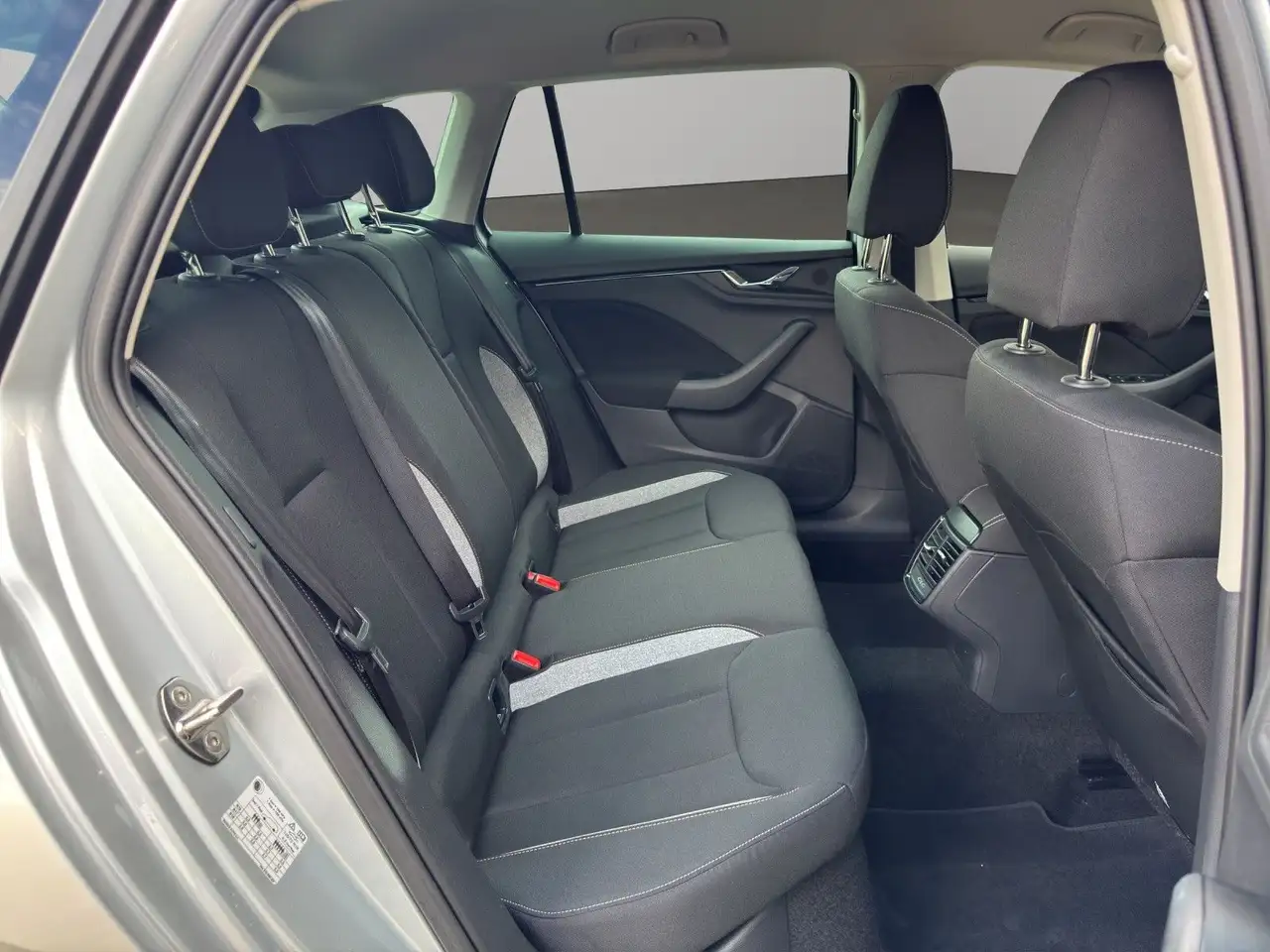 Skoda Kamiq Selection *LED*Dig Tacho*SmartLink*Kamera* — Galería del vehículo 11