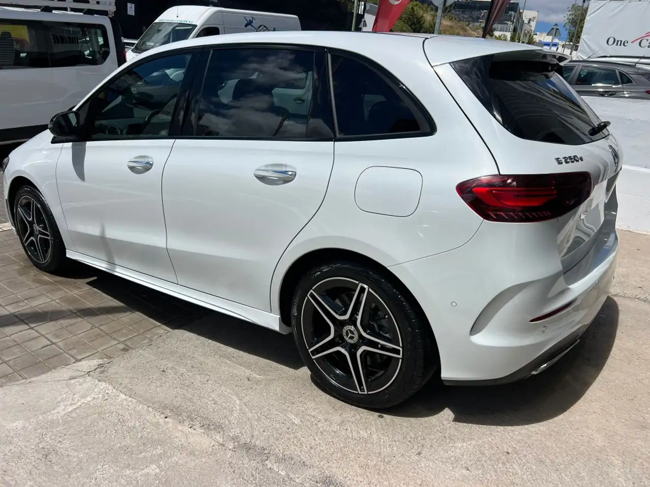 Mercedes-Benz B 250 250e — معرض صور السيارة 5