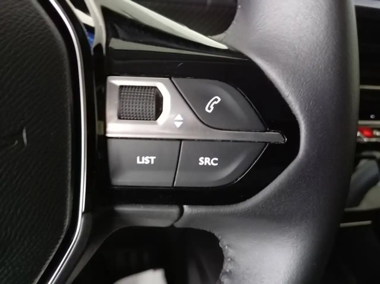Peugeot 208 1.2 Hybrid Allure e-DCS6 100 — Galerie du véhicule 18
