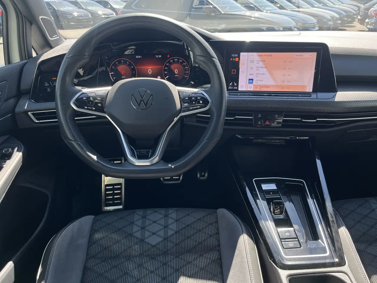 Volkswagen Golf 1.5 TSI DSG R-Line 2,99% Fin. AHK Navi TravelAssis — معرض صور السيارة 16