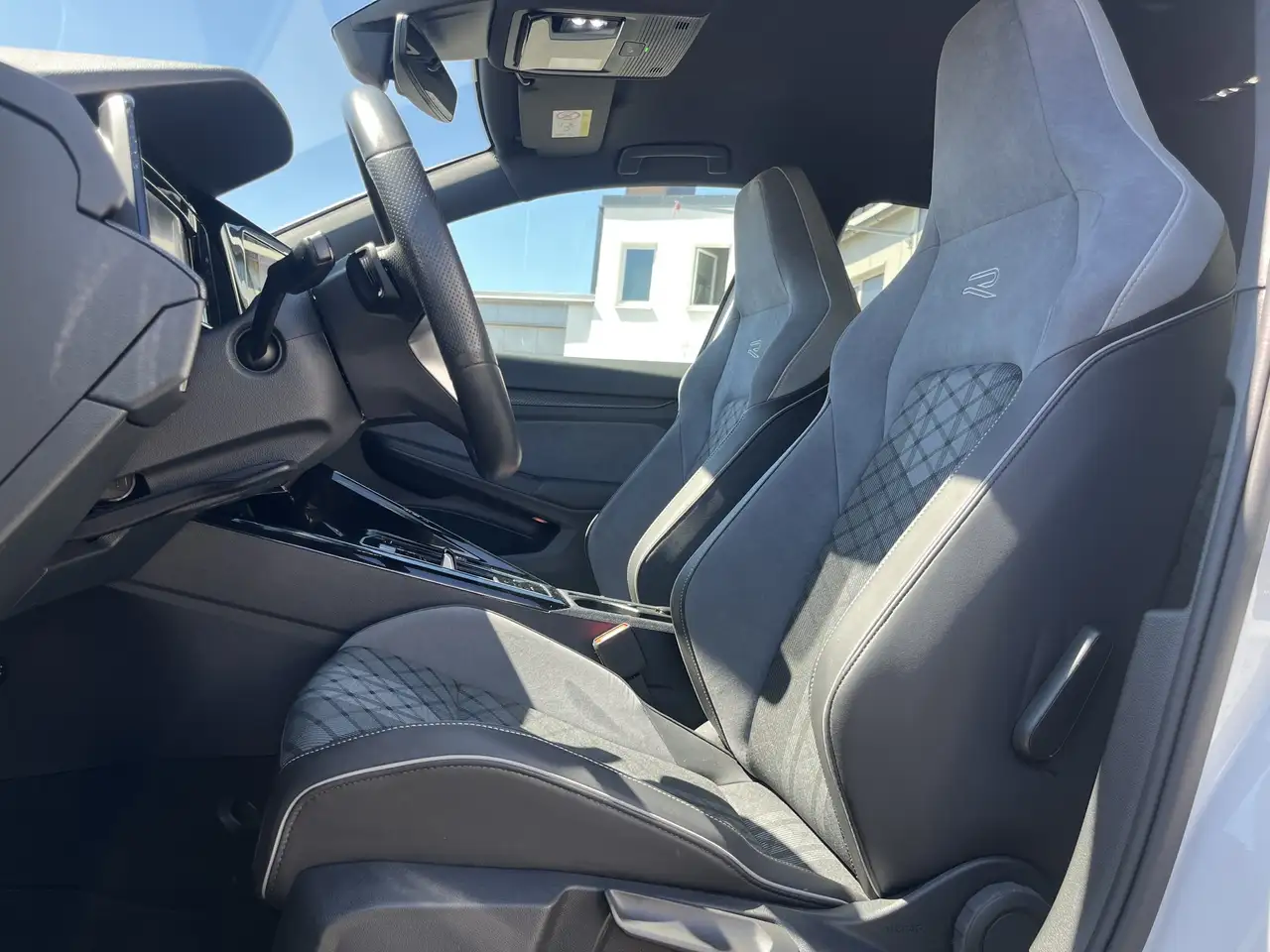 Volkswagen Golf 1.5 TSI DSG R-Line 2,99% Fin. AHK Navi TravelAssis — معرض صور السيارة 13