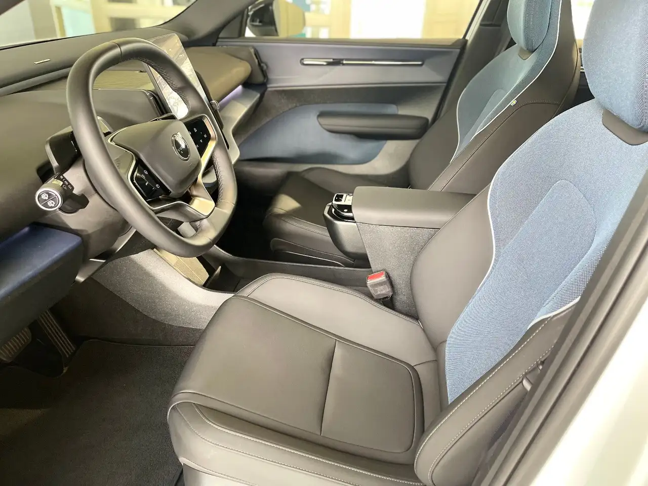 Volvo EX30 Single Motor Extended Range Ultra — Vehicle gallery 9