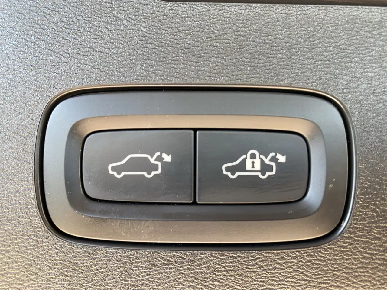 Volvo V60 Kombi T8 Twin Engine PHEV Plus Dark Recharge — معرض صور السيارة 22