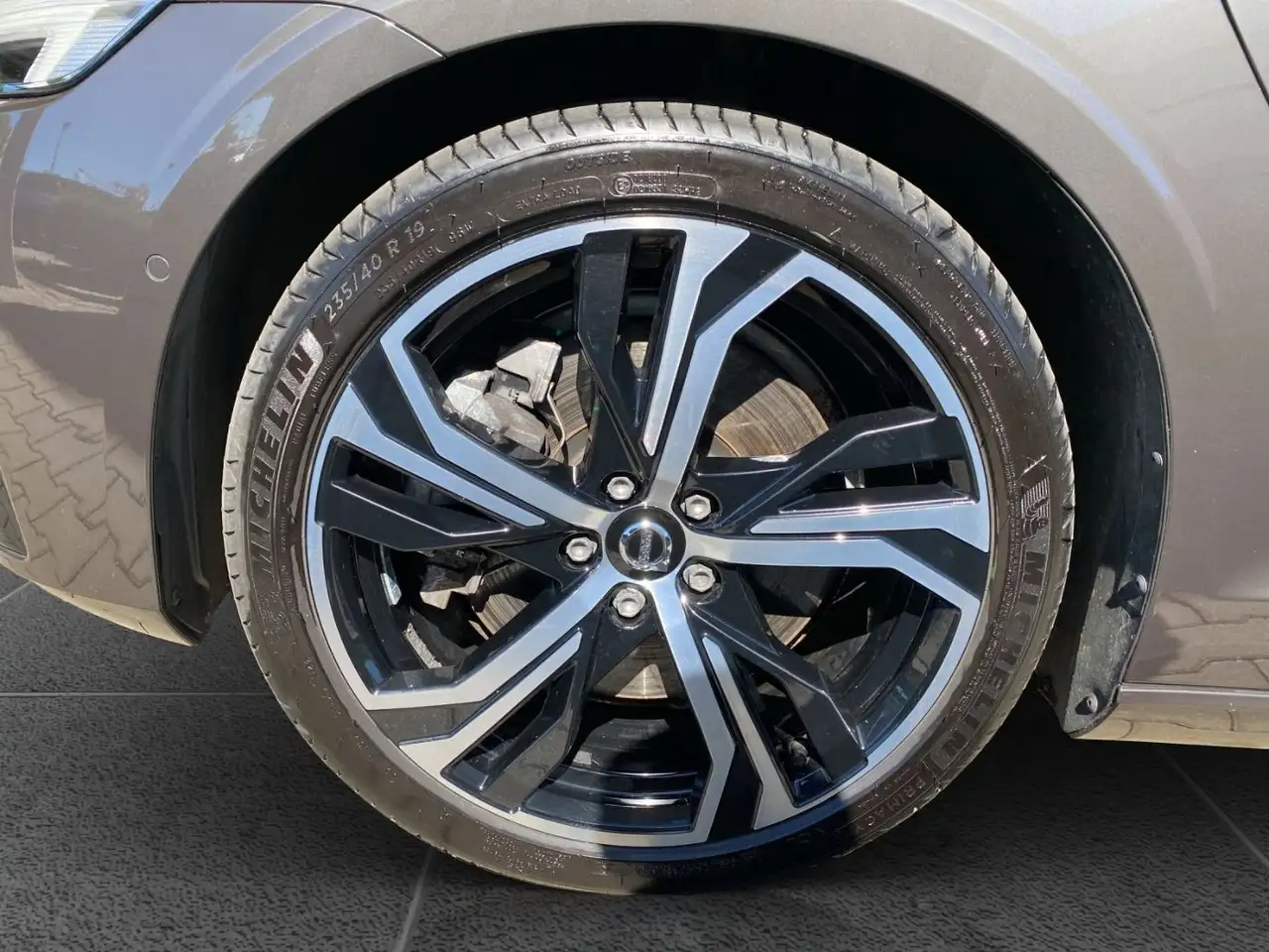 Volvo V60 Kombi T8 Twin Engine PHEV Plus Dark Recharge — معرض صور السيارة 15