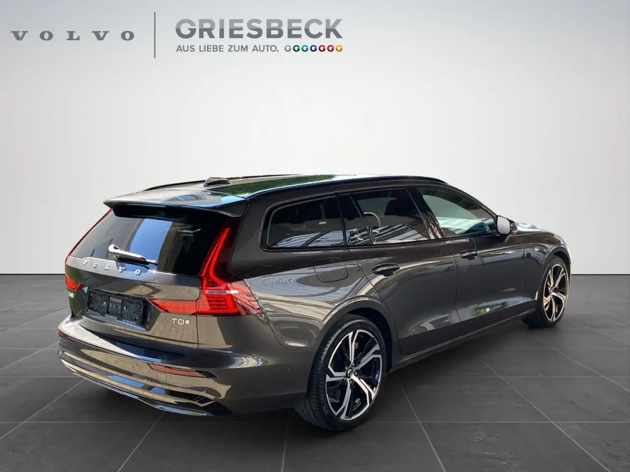 Volvo V60 Kombi T8 Twin Engine PHEV Plus Dark Recharge — معرض صور السيارة 5
