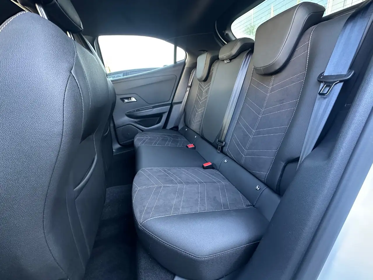 Opel Mokka 1.2 Turbo Ultimate inkl. Inspektionspaket — Vehicle gallery 11