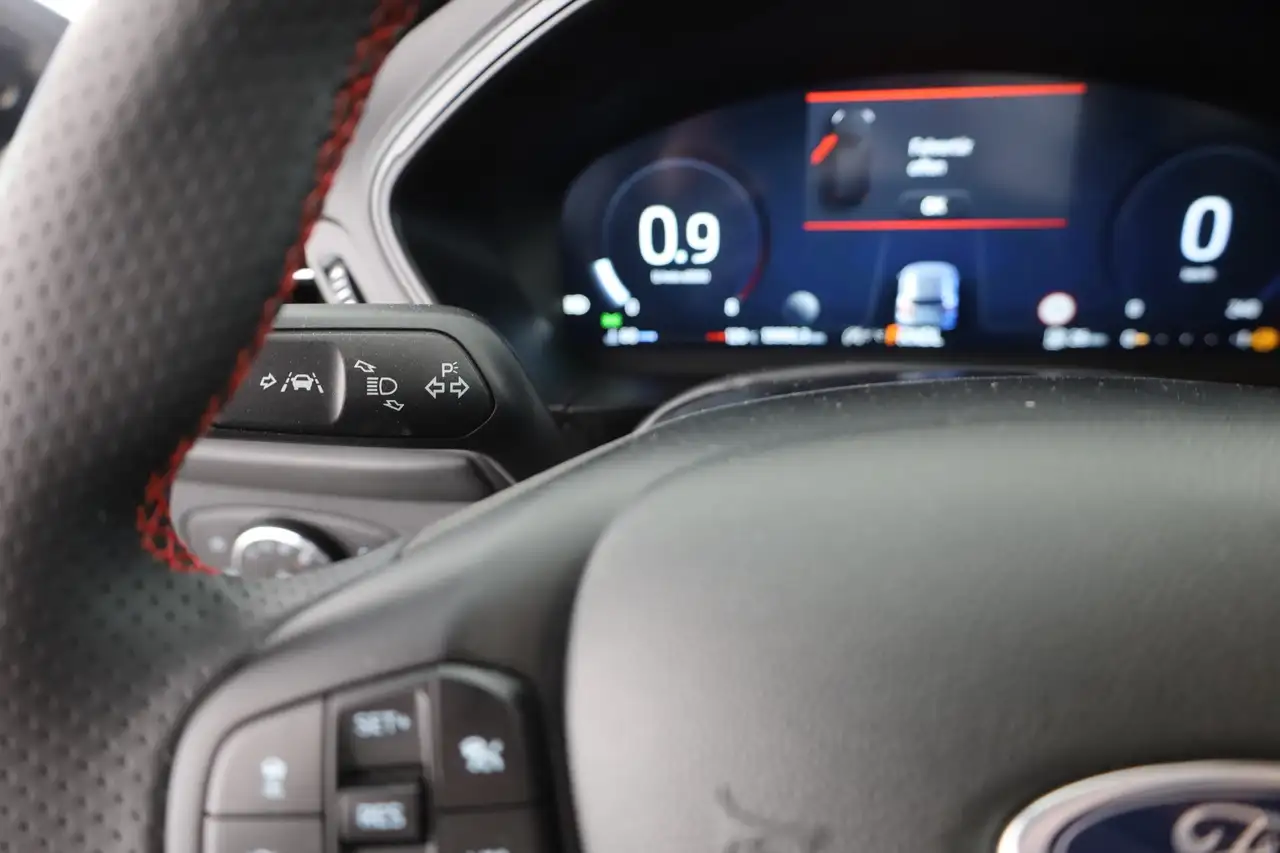 Ford Focus Turnier 1.0 EB ST-Line LED Navi AHK Kamera — معرض صور السيارة 19