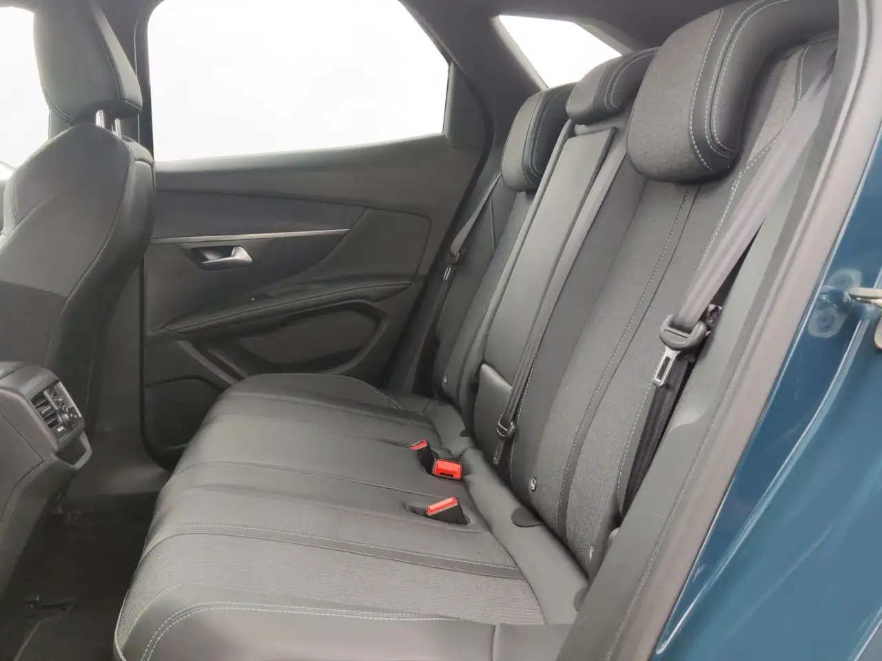 Peugeot 3008 Allure Pack PT 130 Kamera PDC Navi SHZ — Galería del vehículo 10