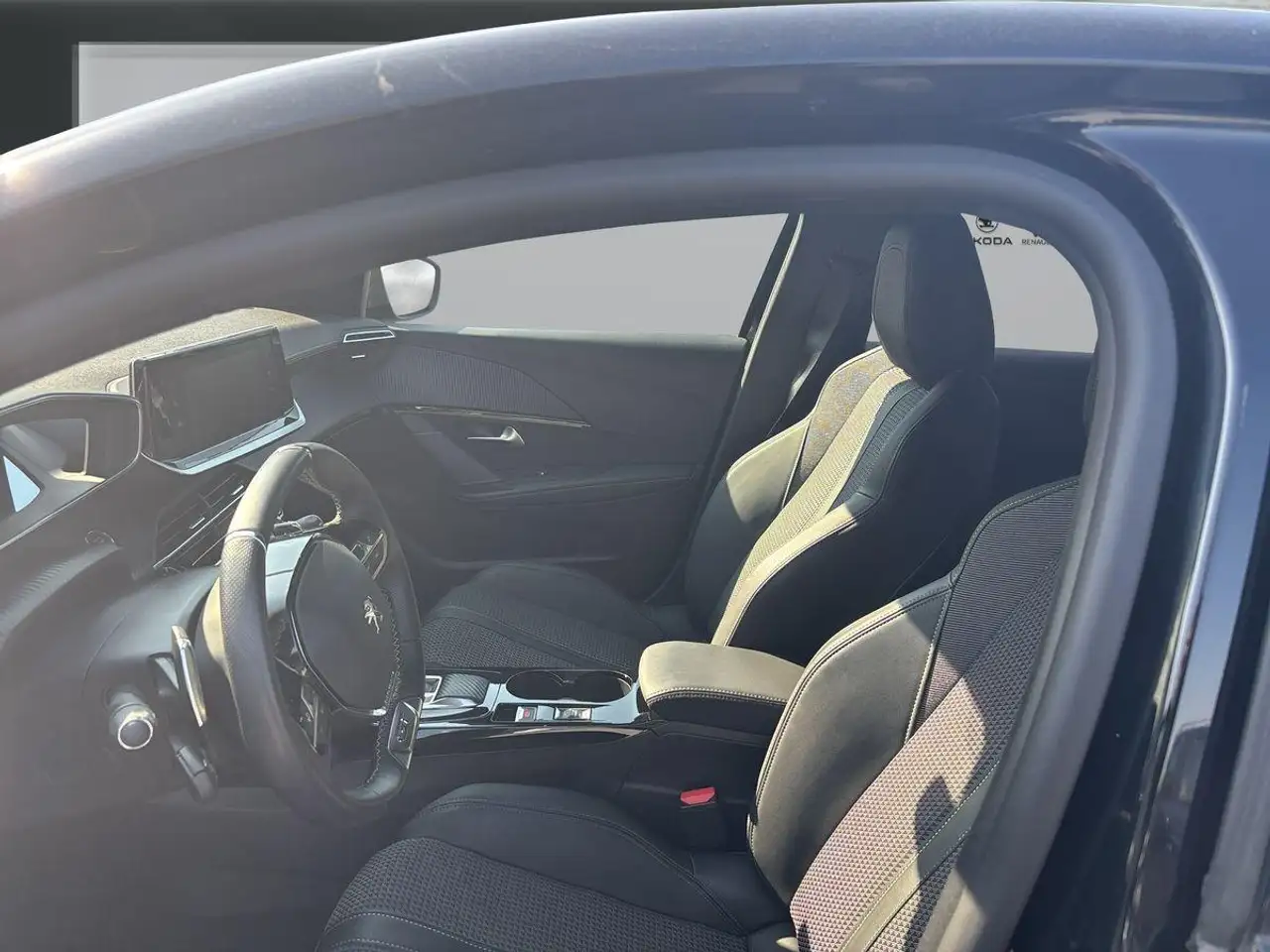 Peugeot 208 GT PureTech 130 EAT8 — Vehicle gallery 9