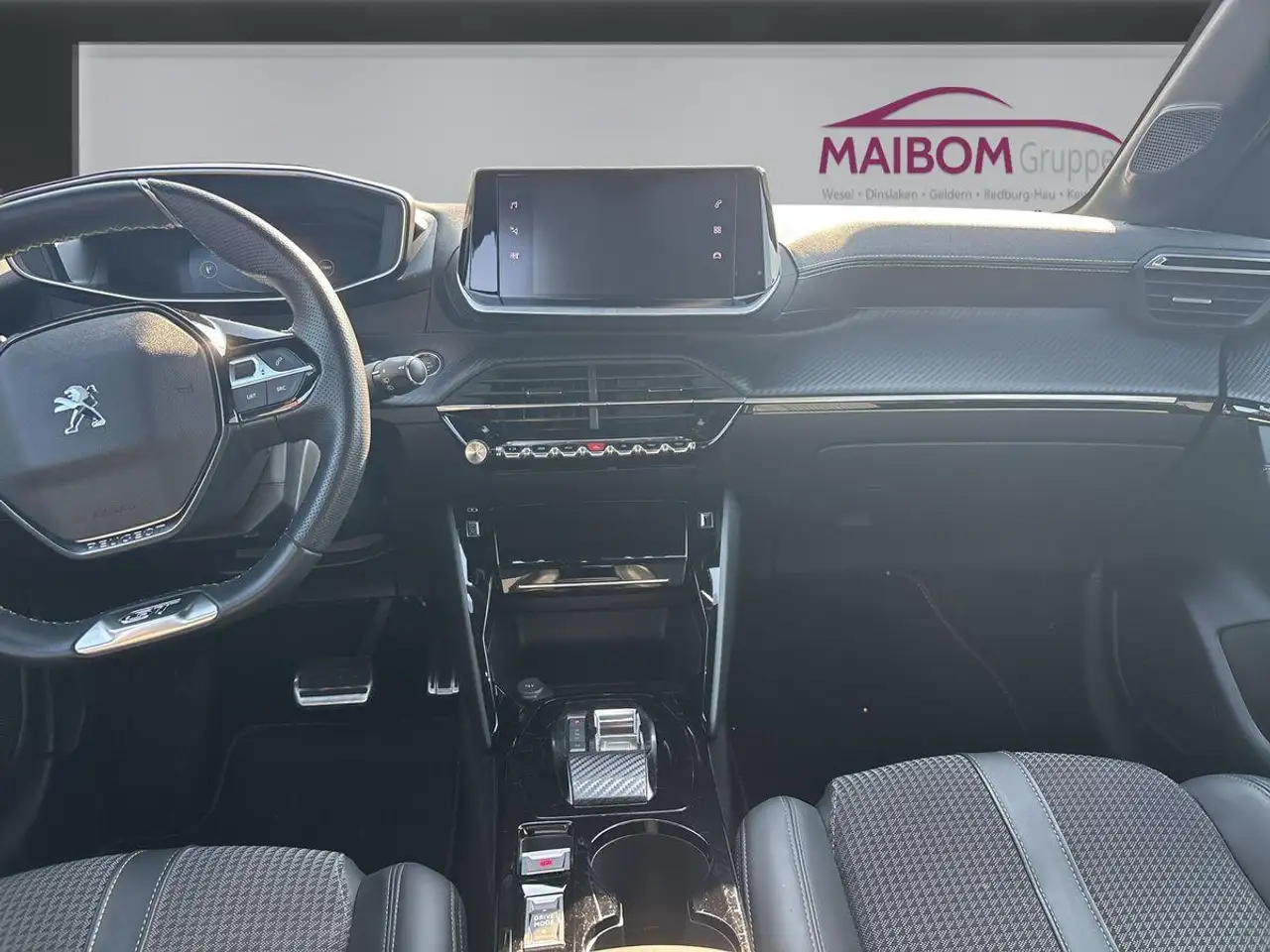 Peugeot 208 GT PureTech 130 EAT8 — Vehicle gallery 14