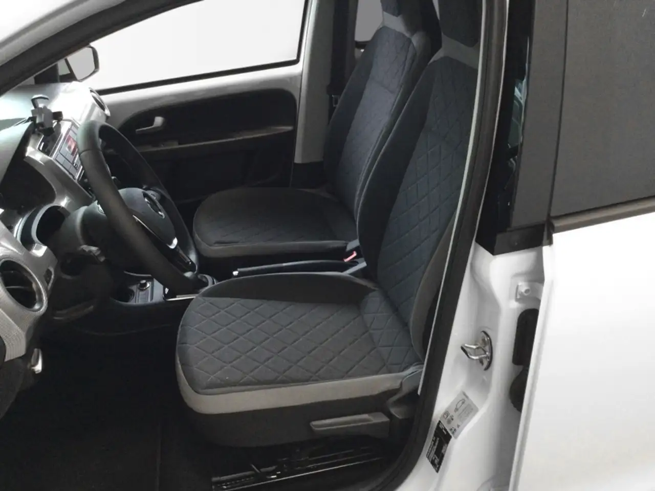 Volkswagen e-up! e - Edition 61 kW 32,3 kWh 1-Gang-Automatik — معرض صور السيارة 2