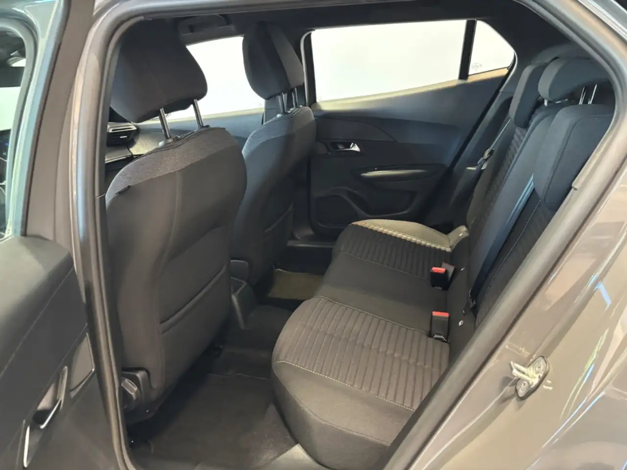 Peugeot 2008 Active 100 Klimaautomatik DAB SITZHZG NAVI — Vehicle gallery 15