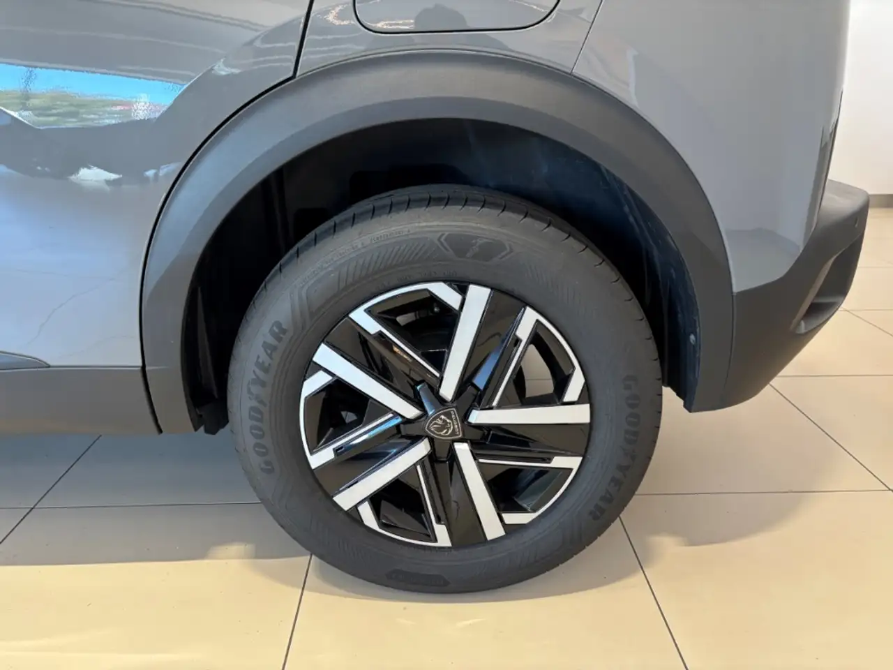 Peugeot 2008 Active 100 Klimaautomatik DAB SITZHZG NAVI — Vehicle gallery 9