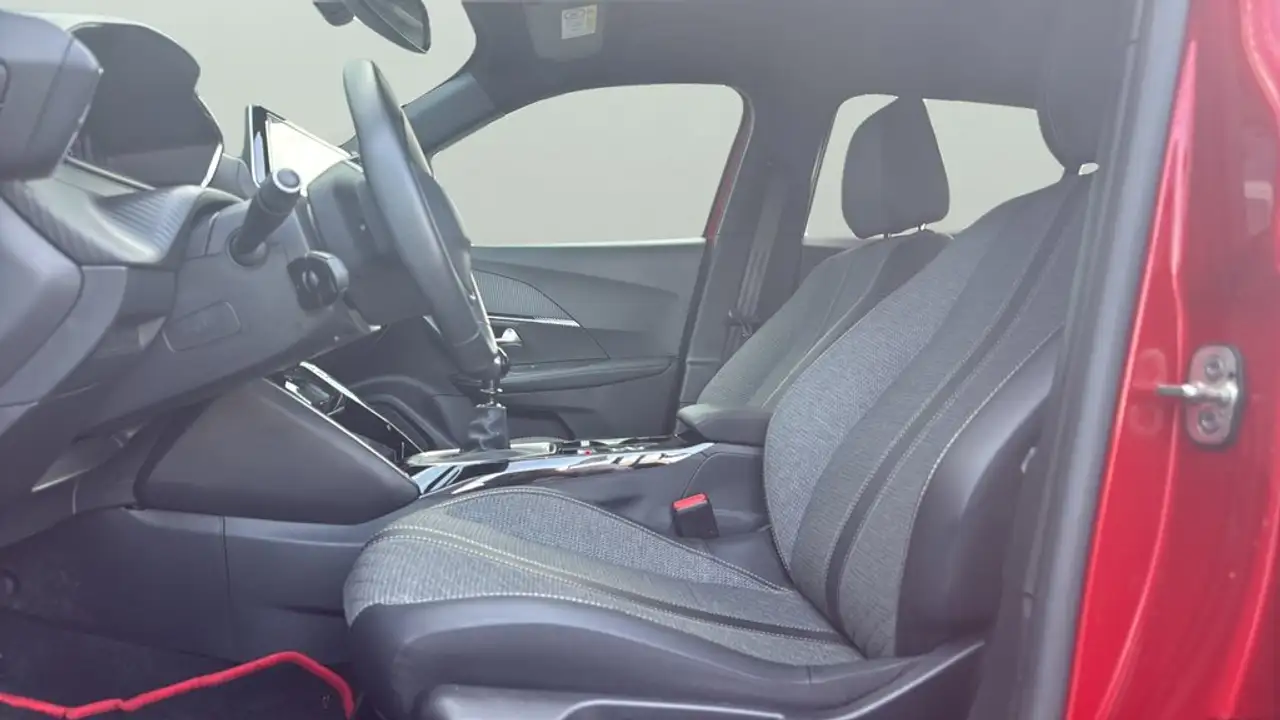 Peugeot 2008 1.2 PureTech S&S Allure 100 — Vehicle gallery 11