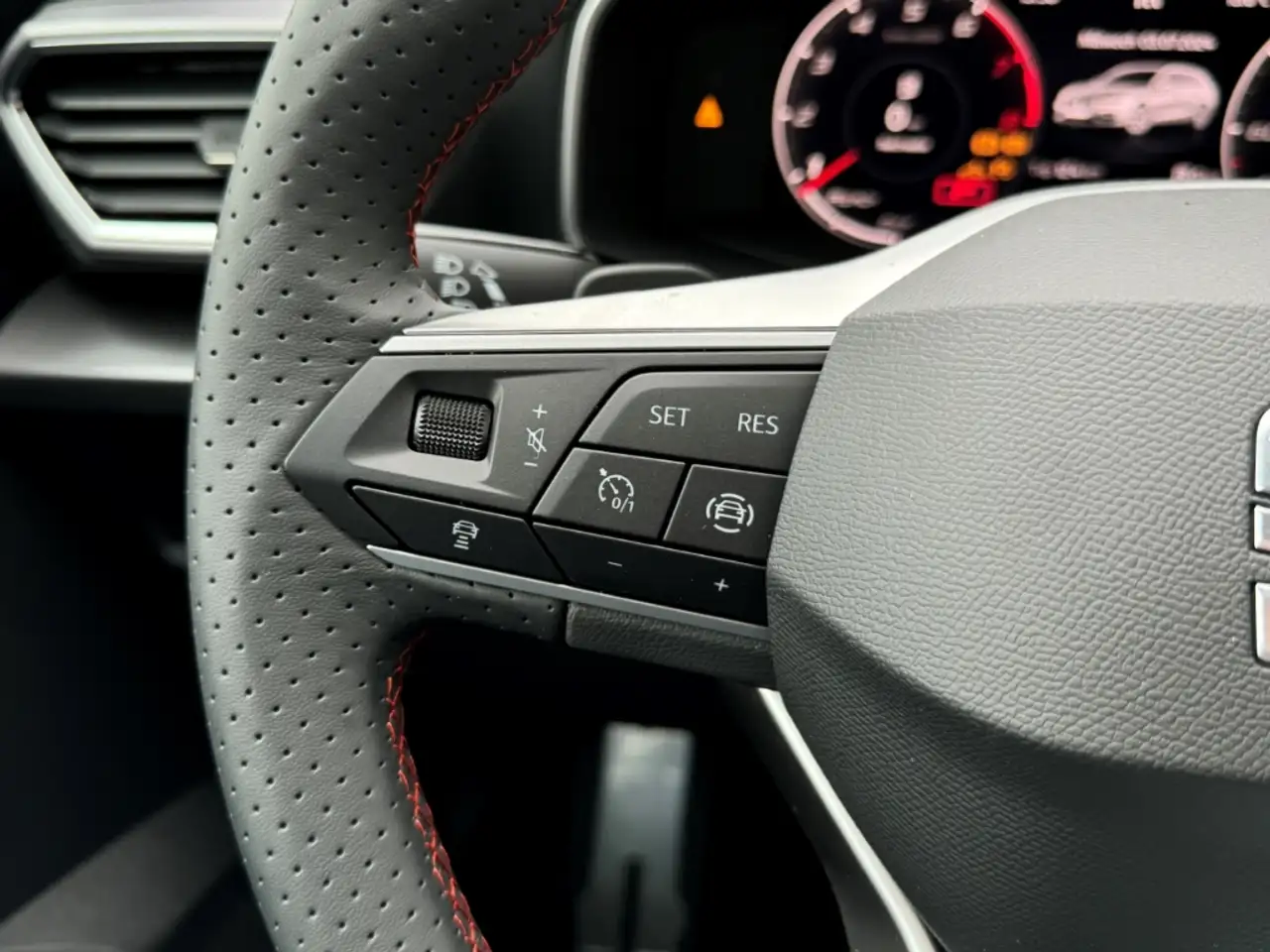 SEAT Leon Sportstourer 1.5 eTSI DSG FR Plus Navi AHK e.Hk AC — Vehicle gallery 21