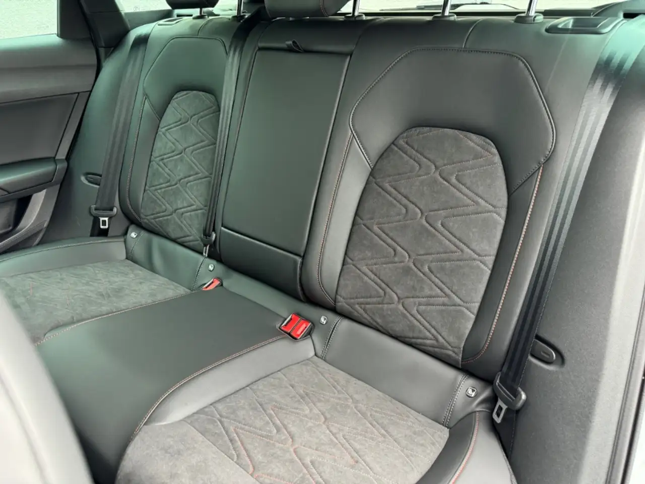 SEAT Leon Sportstourer 1.5 eTSI DSG FR Plus Navi AHK e.Hk AC — Vehicle gallery 36