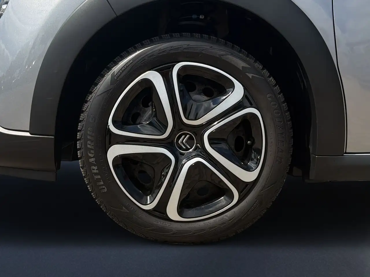Citroen C3 1.2 Pure Tech Plus LED/SHZG/TEMPOMAT — معرض صور السيارة 9