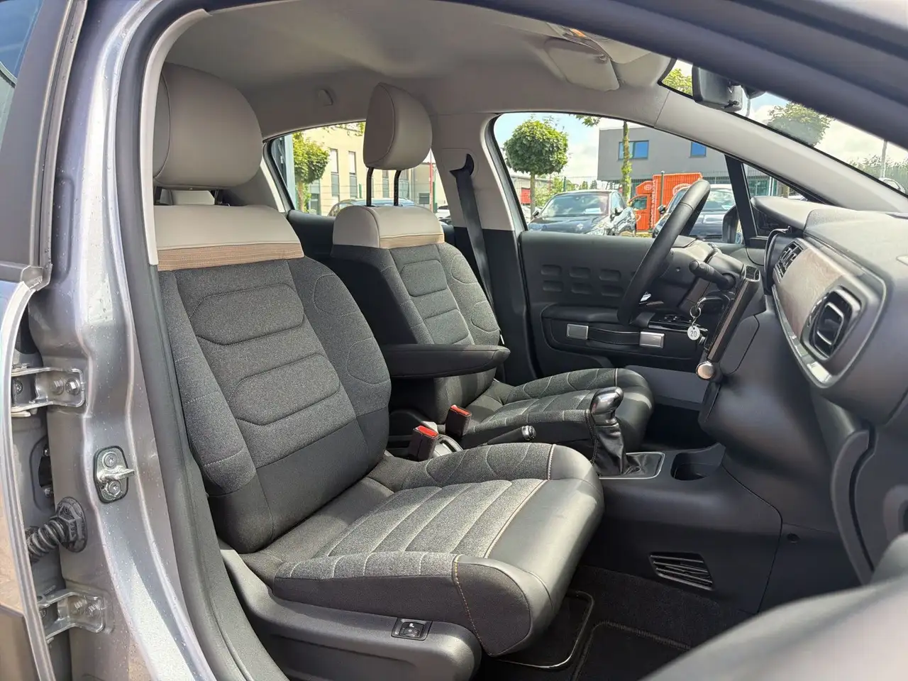 Citroen C3 1.2 Pure Tech Plus LED/SHZG/TEMPOMAT — معرض صور السيارة 25