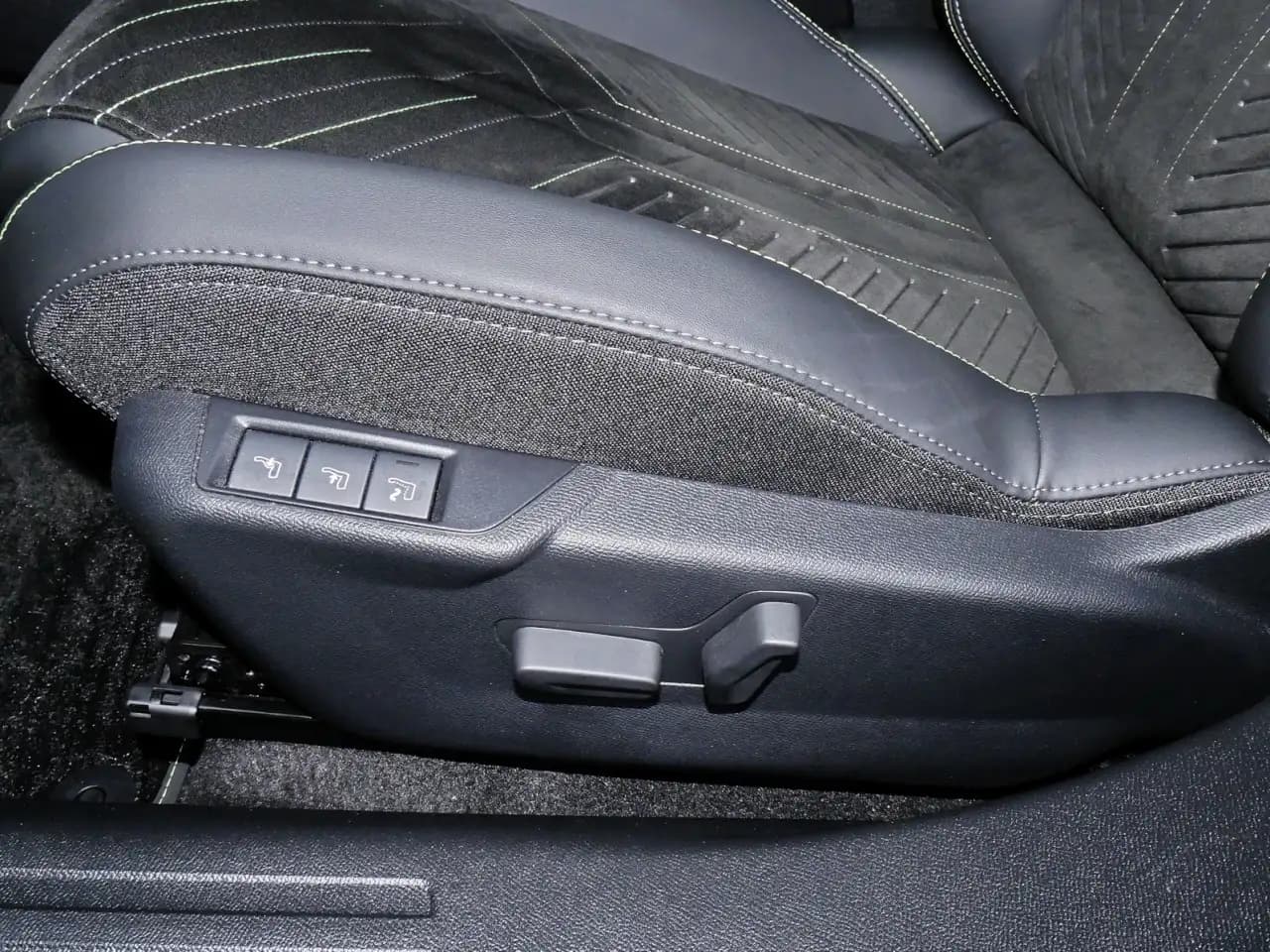 Peugeot 2008 GT 130 PT Aut.+Grip-Cntrl+360Kamera+ACC+LED Klima — Galería del vehículo 11