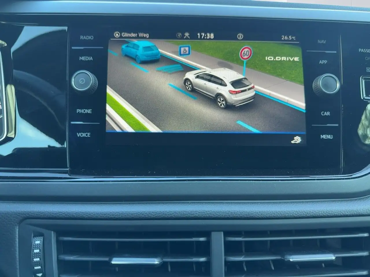Volkswagen Taigo 1.0 TSI R-Line DSG AppConnect Einparkhilfekamera — معرض صور السيارة 10