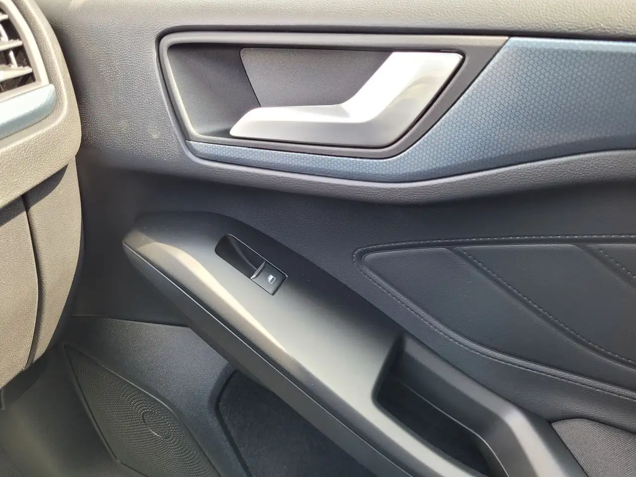 Ford Focus Lim. Active X Autom MHEV NAVI Winterp DAB — معرض صور السيارة 30