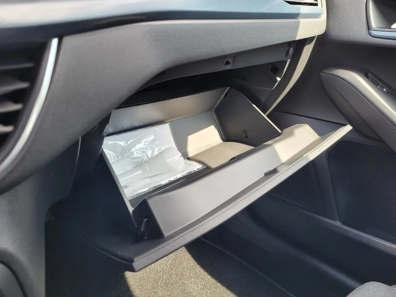 Ford Focus Lim. Active X Autom MHEV NAVI Winterp DAB — معرض صور السيارة 34