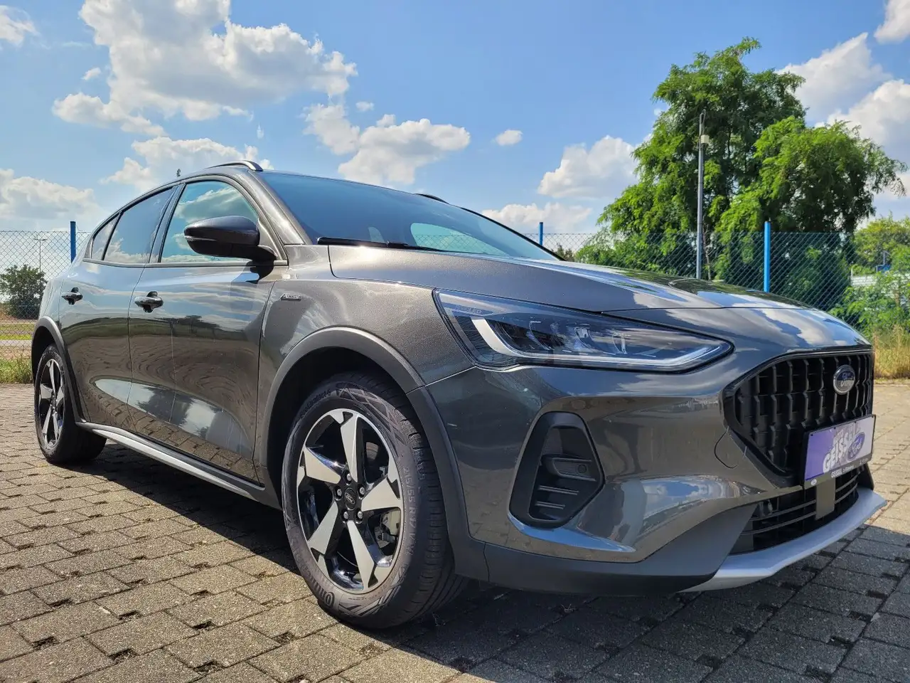 Ford Focus Lim. Active X Autom MHEV NAVI Winterp DAB — معرض صور السيارة 8