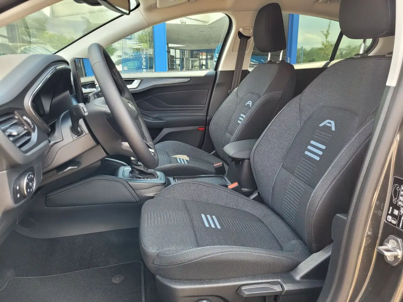 Ford Focus Lim. Active X Autom MHEV NAVI Winterp DAB — معرض صور السيارة 18