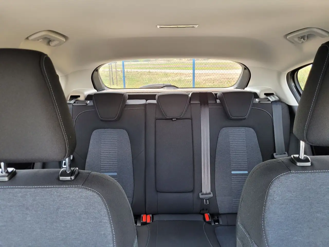 Ford Focus Lim. Active X Autom MHEV NAVI Winterp DAB — معرض صور السيارة 32