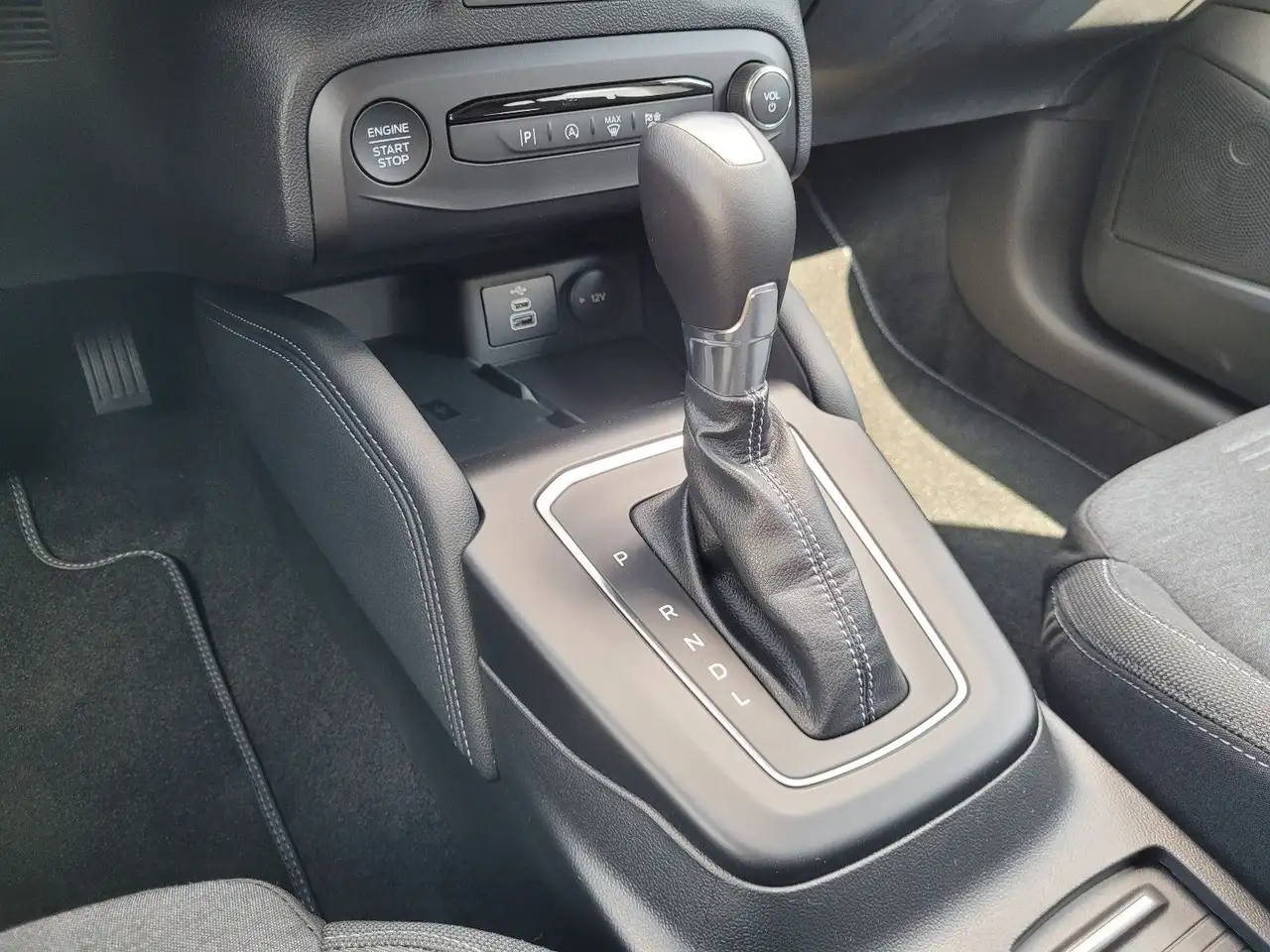 Ford Focus Lim. Active X Autom MHEV NAVI Winterp DAB — معرض صور السيارة 27