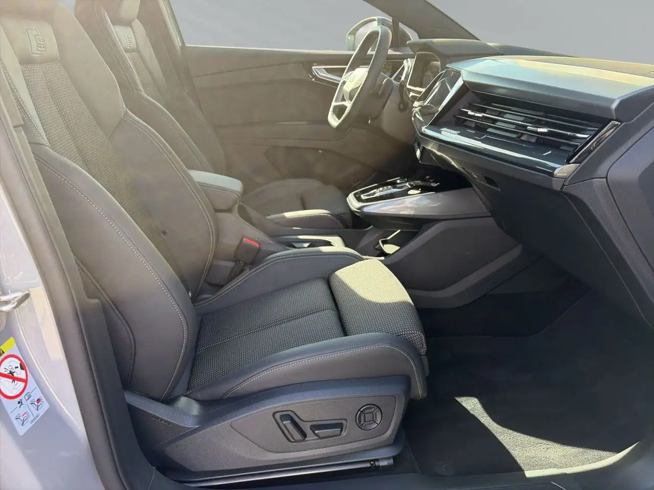 Audi Q4 e-tron 55 quattro S line AHK HUD Matrix Temp. — Galería del vehículo 9