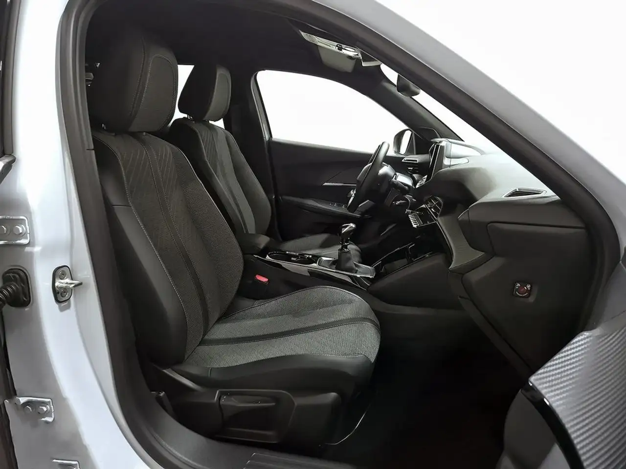 Peugeot 2008 1.2 PureTech S&S Allure 100 — معرض صور السيارة 7