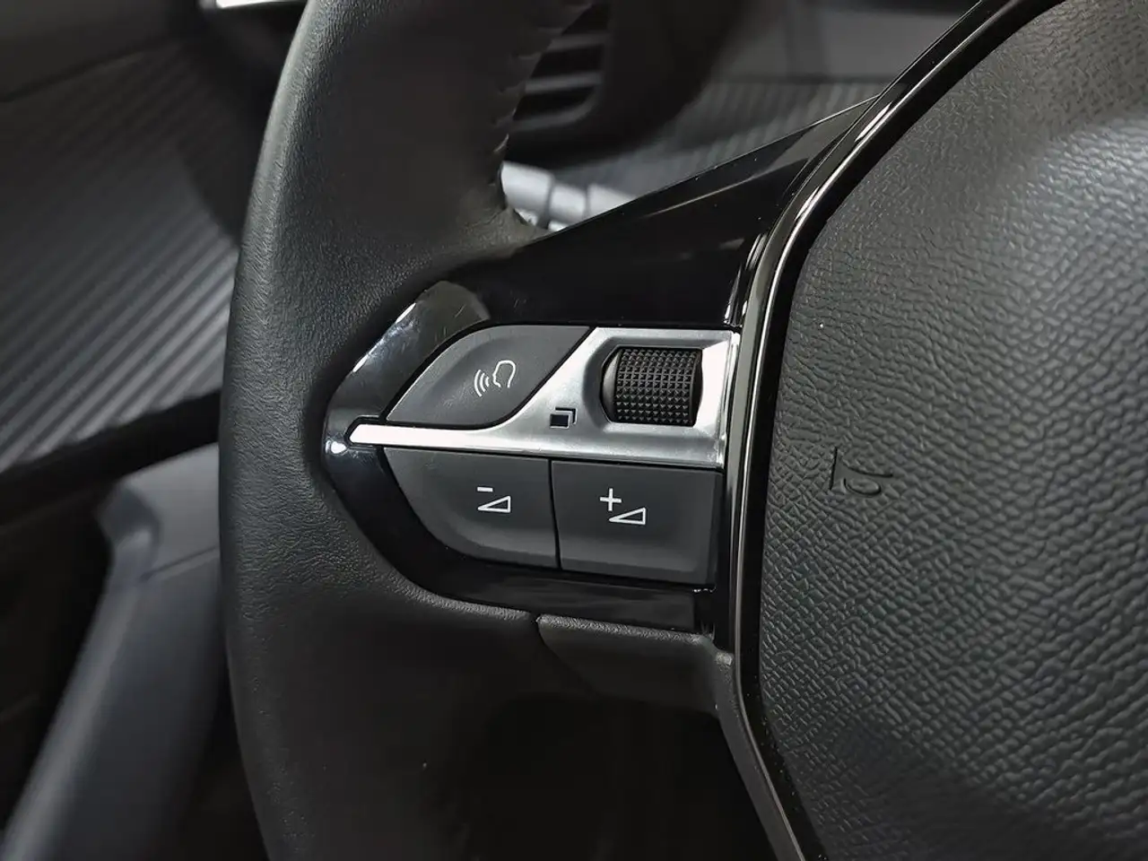 Peugeot 2008 1.2 PureTech S&S Allure 100 — معرض صور السيارة 17