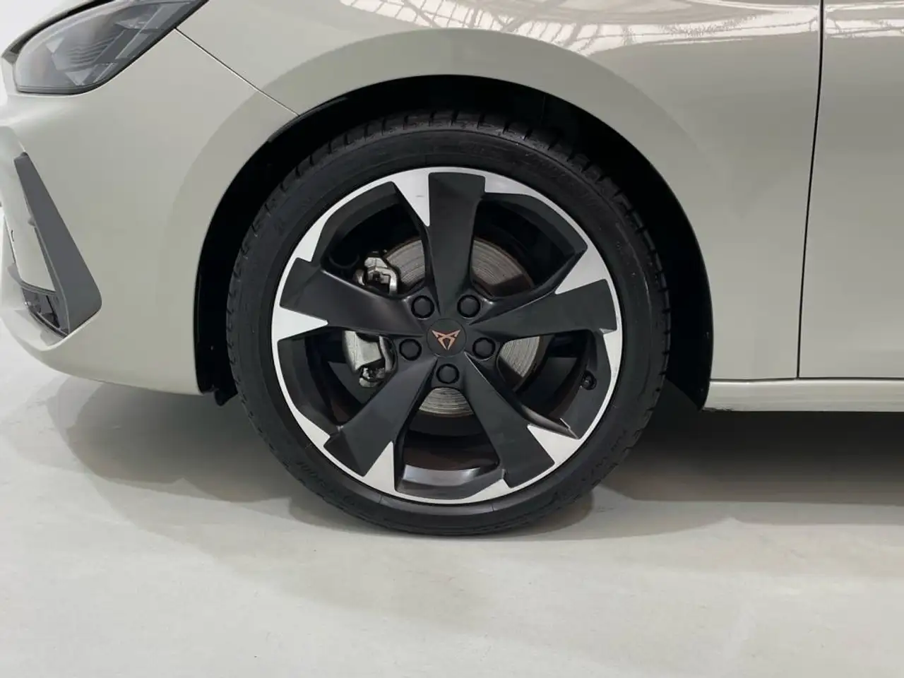 CUPRA Leon Sportstourer 1.5 eTSI 110 DSG — معرض صور السيارة 8