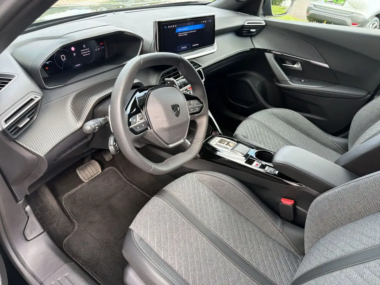 Peugeot 2008 Allure PureTech 130 EAT8 — Galerie du véhicule 9