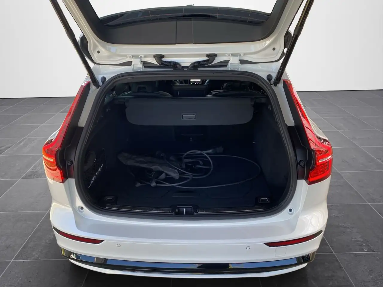 Volvo V60 Kombi T8 Plus Dark Recharge WiPa*LED*Navi* — Vehicle gallery 14