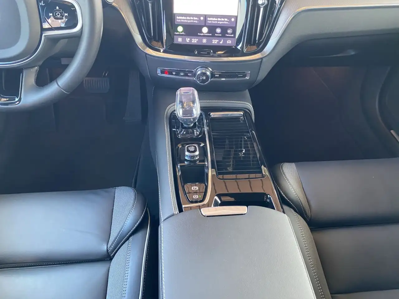 Volvo V60 Kombi T8 Plus Dark Recharge WiPa*LED*Navi* — Vehicle gallery 9