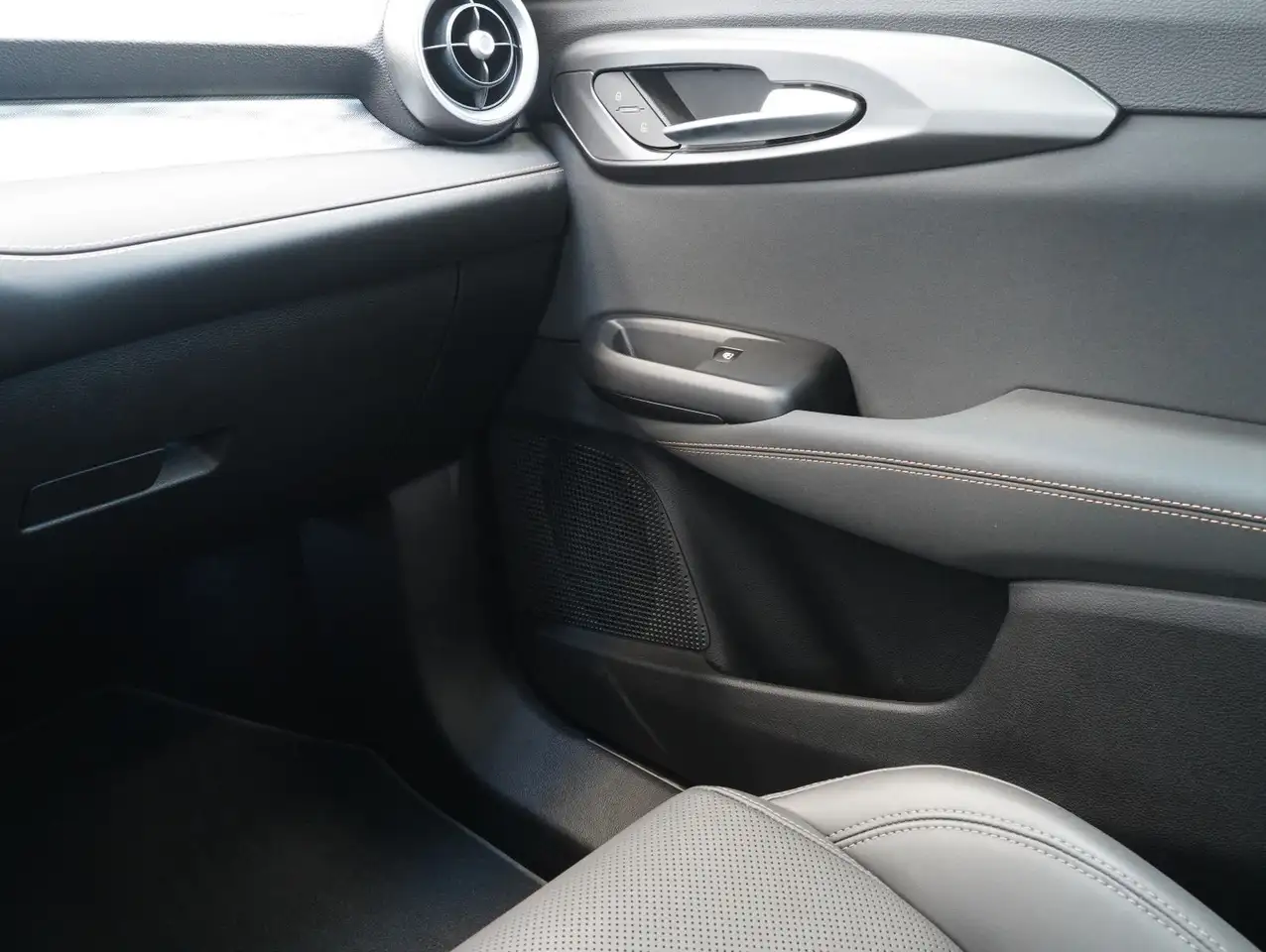 Alfa Romeo Tonale 1.5 Mild Hybrid Veloce ACC/NAVI/PANO — Vehicle gallery 13