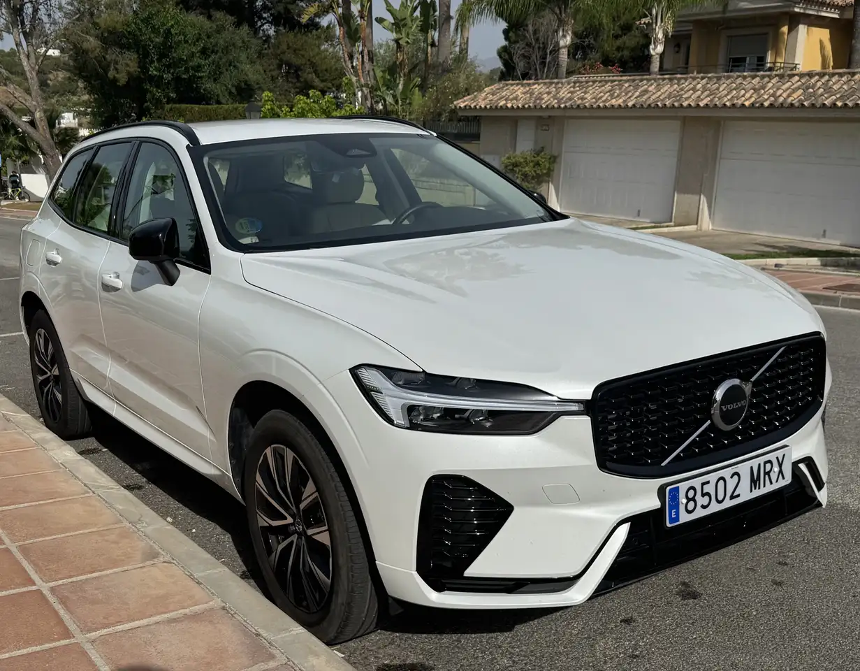 Volvo XC60 B4 Plus Dark FWD Aut. — معرض صور السيارة 2