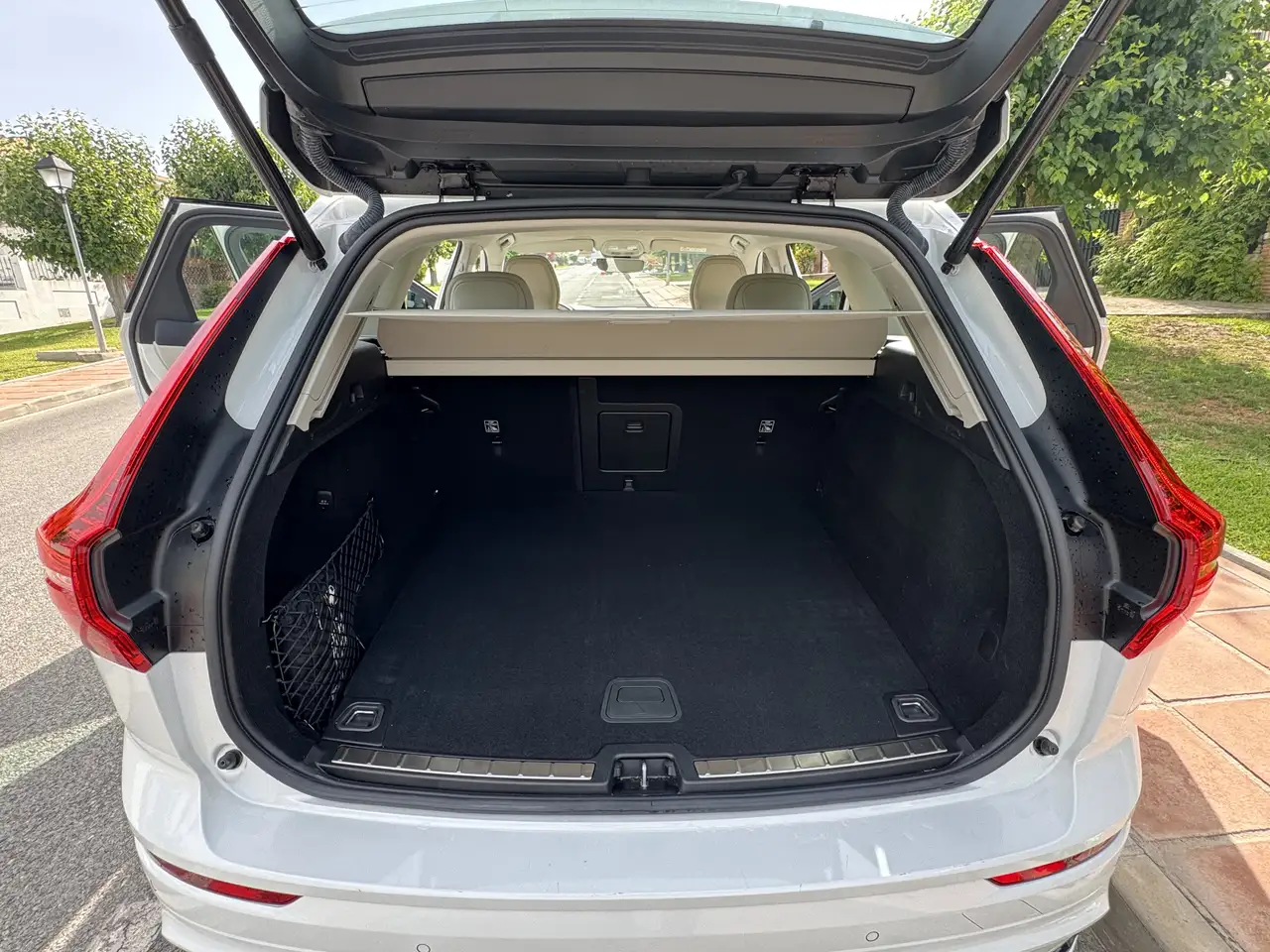 Volvo XC60 B4 Plus Dark FWD Aut. — معرض صور السيارة 19