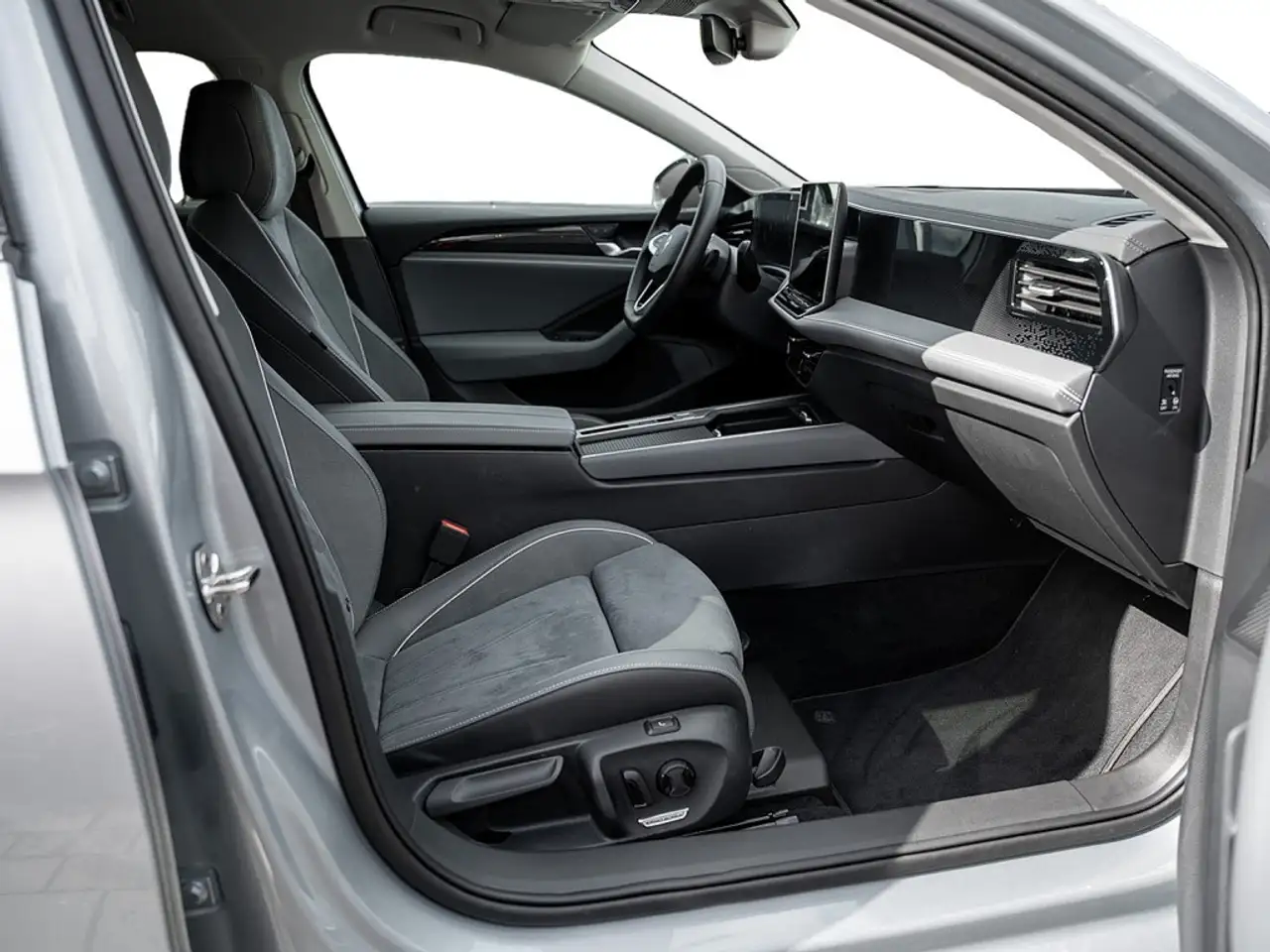 Volkswagen Passat Variant 1.5 eTSI Business AHK KAM HUD — Galería del vehículo 3