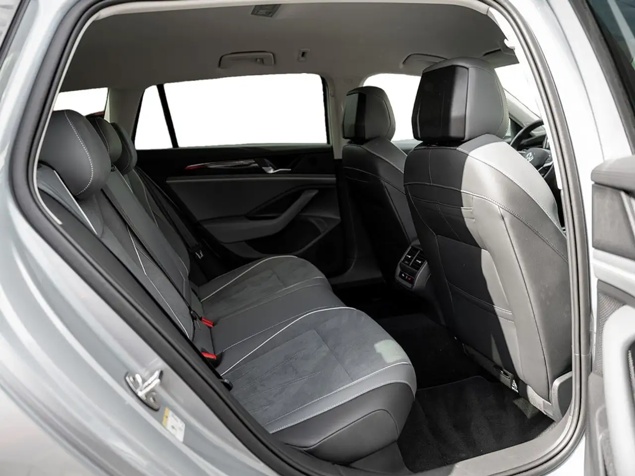 Volkswagen Passat Variant 1.5 eTSI Business AHK KAM HUD — Galería del vehículo 5